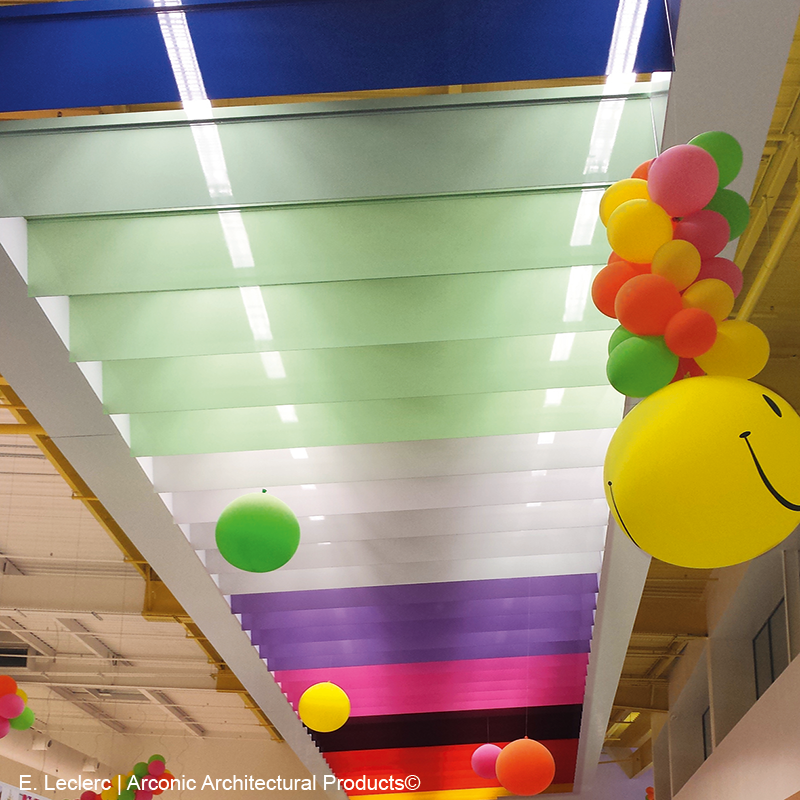 Paneles de aluminio de colores en el techo de un espacio comercial
